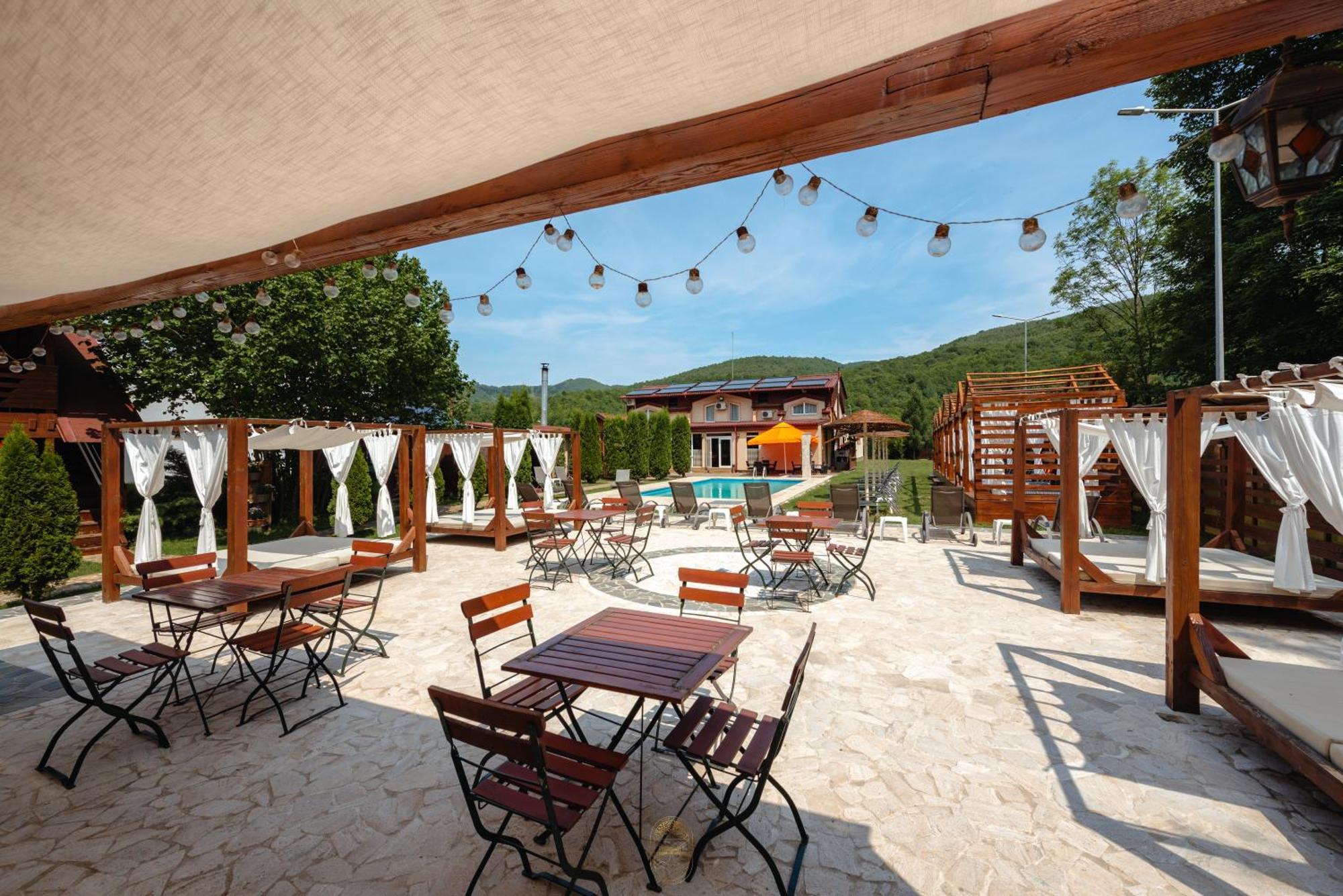 Pensiunea Mirabilandia Negreni Exterior photo